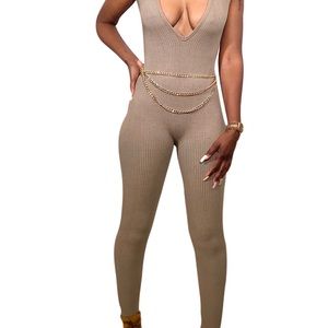 Jumpsuit
Sleeveless
Ribbed Materiai
V Cut Front